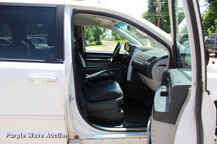 image for item L3151 2010 Dodge Grand Caravan SE van
