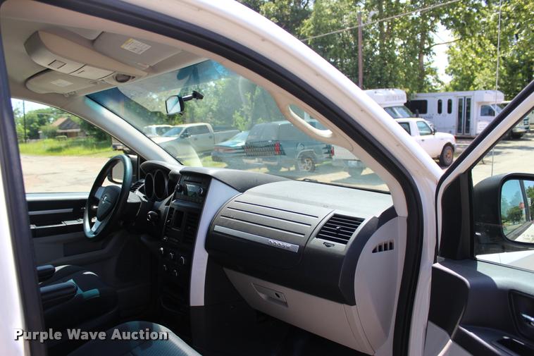 image for item L3151 2010 Dodge Grand Caravan SE van