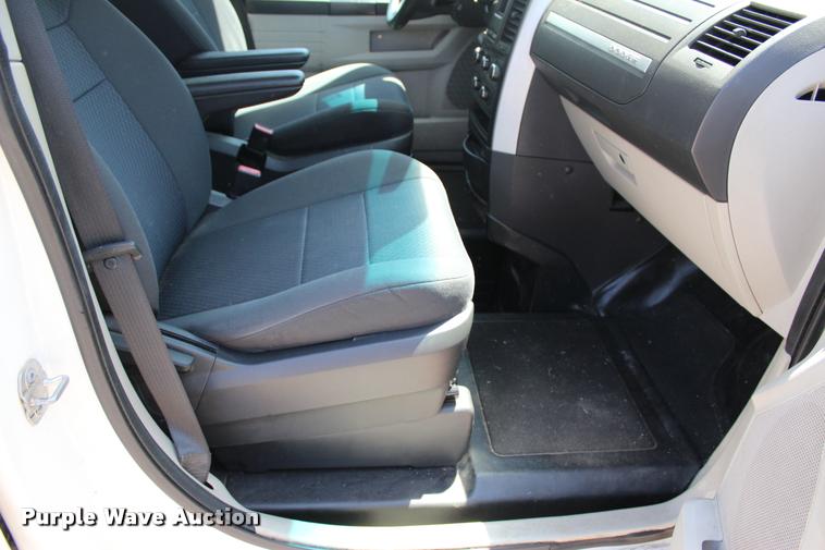 image for item L3151 2010 Dodge Grand Caravan SE van