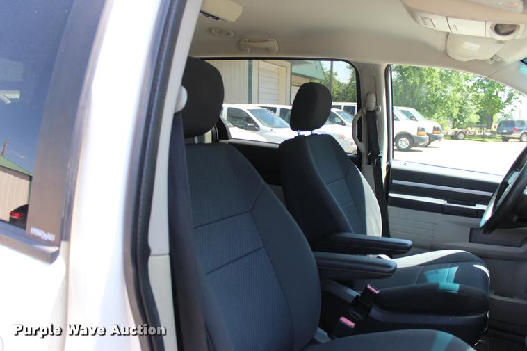 image for item L3151 2010 Dodge Grand Caravan SE van