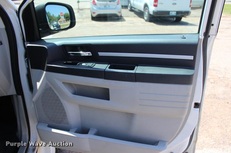 image for item L3151 2010 Dodge Grand Caravan SE van