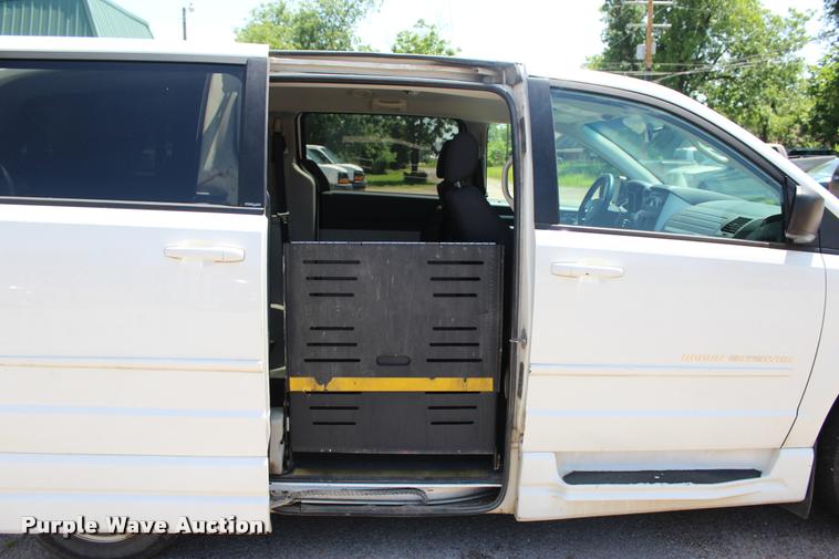 image for item L3151 2010 Dodge Grand Caravan SE van