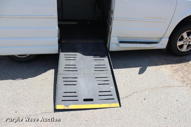 image for item L3151 2010 Dodge Grand Caravan SE van