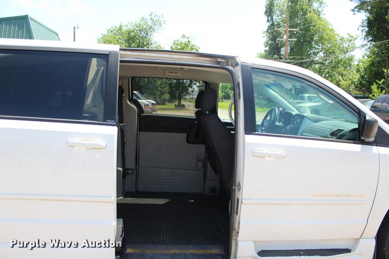 image for item L3151 2010 Dodge Grand Caravan SE van