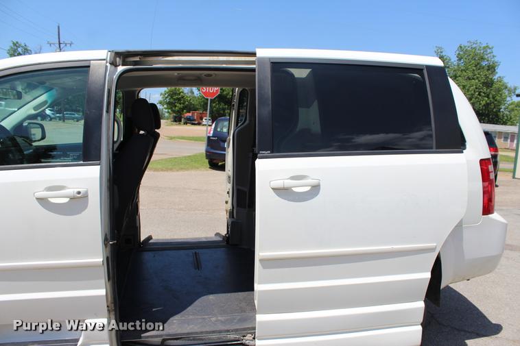 image for item L3151 2010 Dodge Grand Caravan SE van
