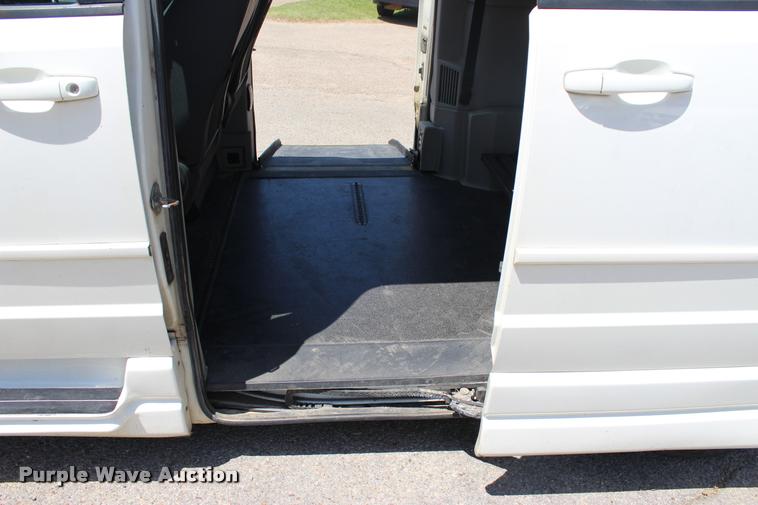 image for item L3151 2010 Dodge Grand Caravan SE van