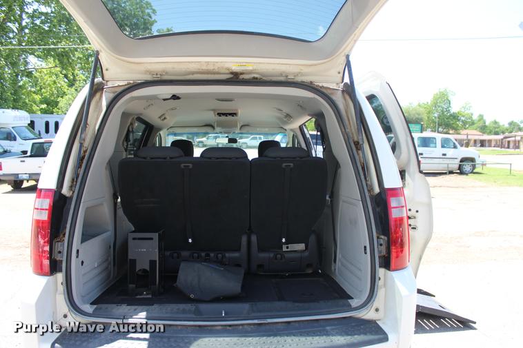 image for item L3151 2010 Dodge Grand Caravan SE van