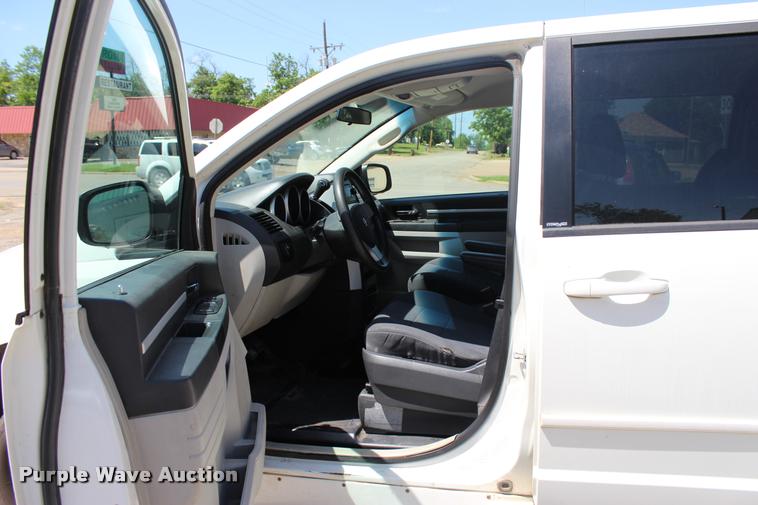 image for item L3154 2010 Dodge Grand Caravan SE van