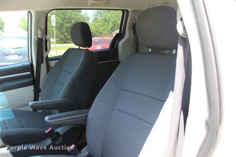 image for item L3154 2010 Dodge Grand Caravan SE van