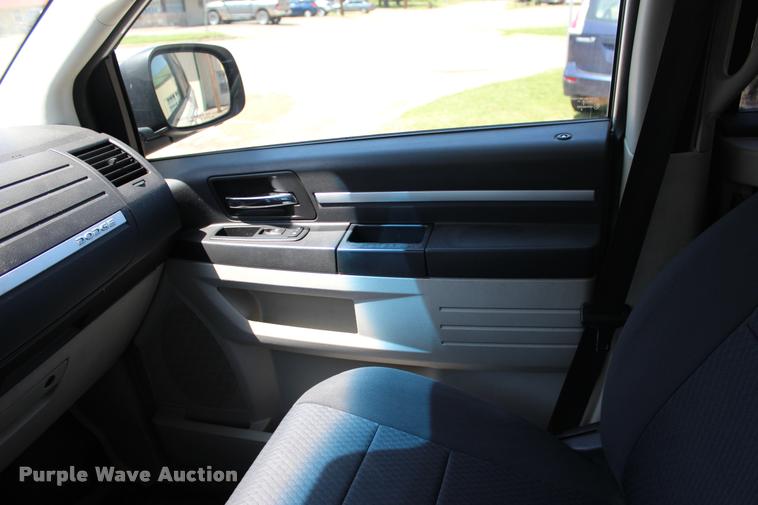 image for item L3154 2010 Dodge Grand Caravan SE van