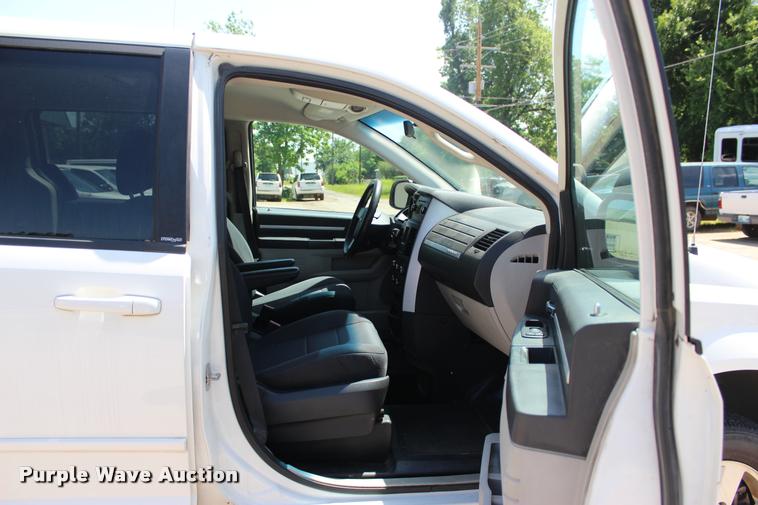 image for item L3154 2010 Dodge Grand Caravan SE van