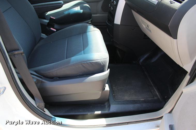 image for item L3154 2010 Dodge Grand Caravan SE van