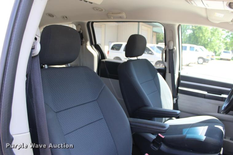 image for item L3154 2010 Dodge Grand Caravan SE van