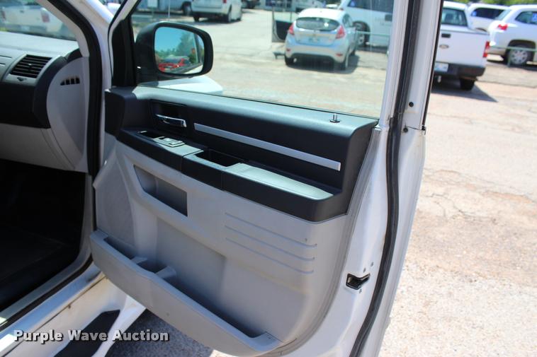 image for item L3154 2010 Dodge Grand Caravan SE van