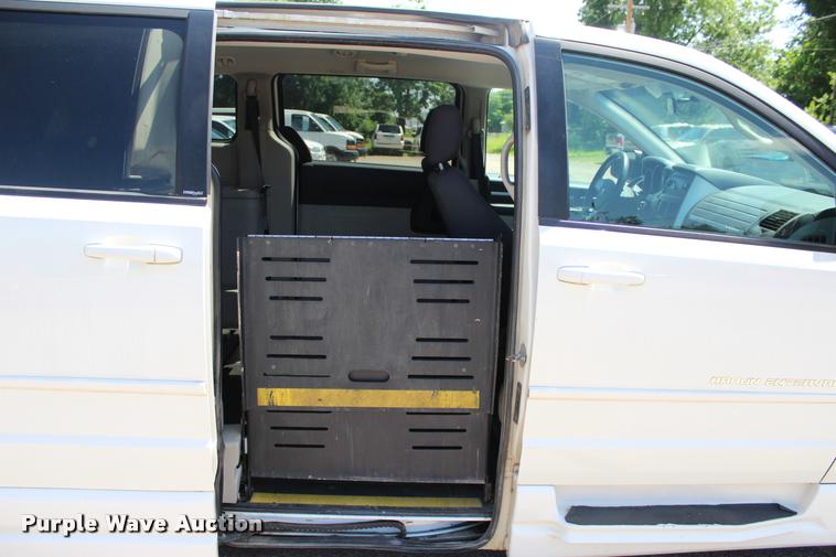 image for item L3154 2010 Dodge Grand Caravan SE van