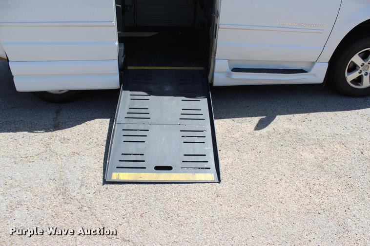 image for item L3154 2010 Dodge Grand Caravan SE van