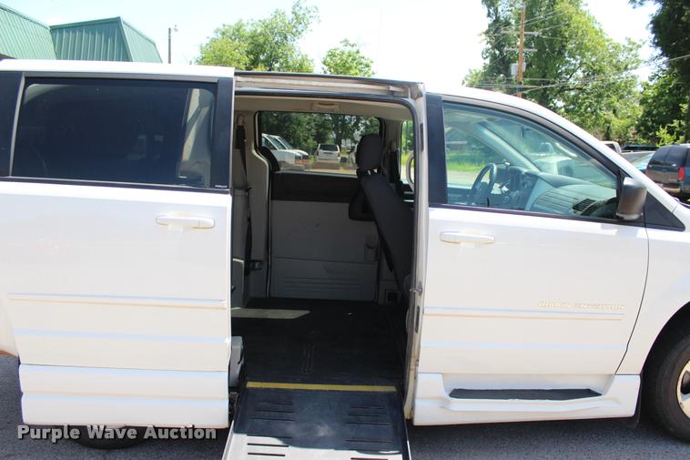 image for item L3154 2010 Dodge Grand Caravan SE van