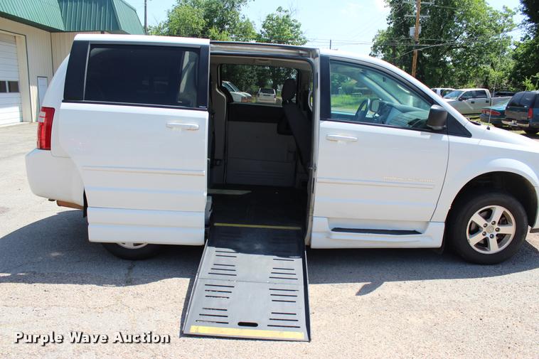image for item L3154 2010 Dodge Grand Caravan SE van