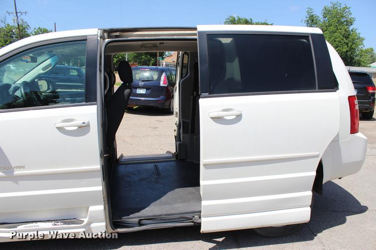 image for item L3154 2010 Dodge Grand Caravan SE van