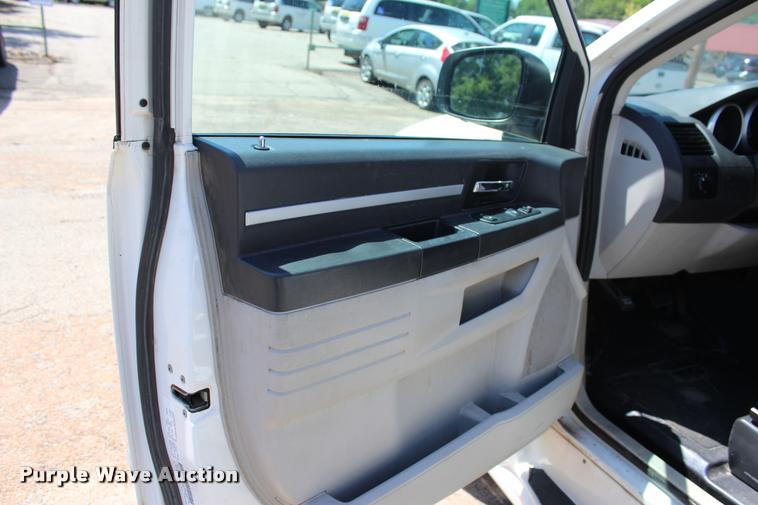 image for item L3156 2010 Dodge Grand Caravan SE van