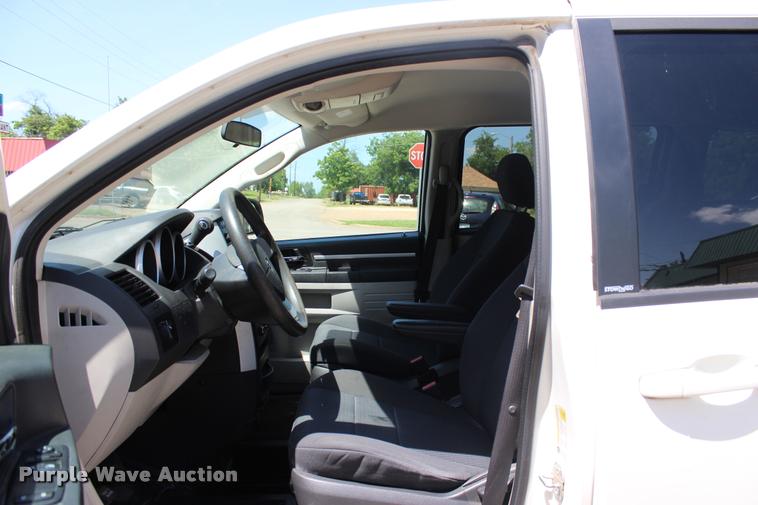 image for item L3156 2010 Dodge Grand Caravan SE van