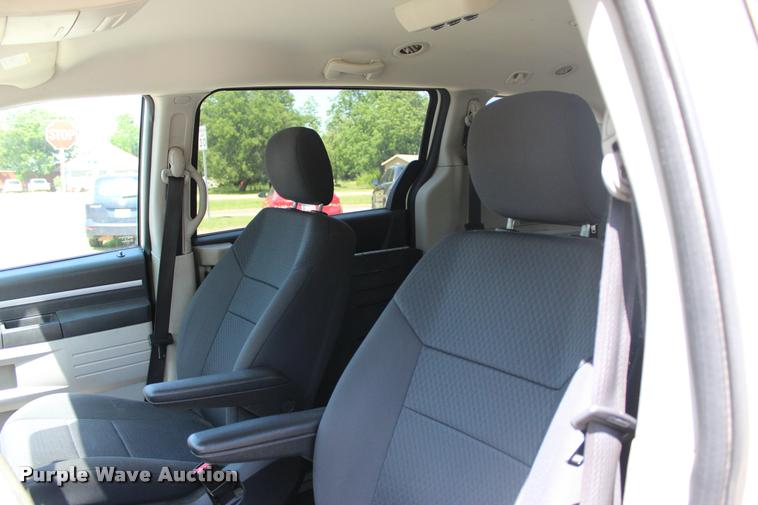 image for item L3156 2010 Dodge Grand Caravan SE van