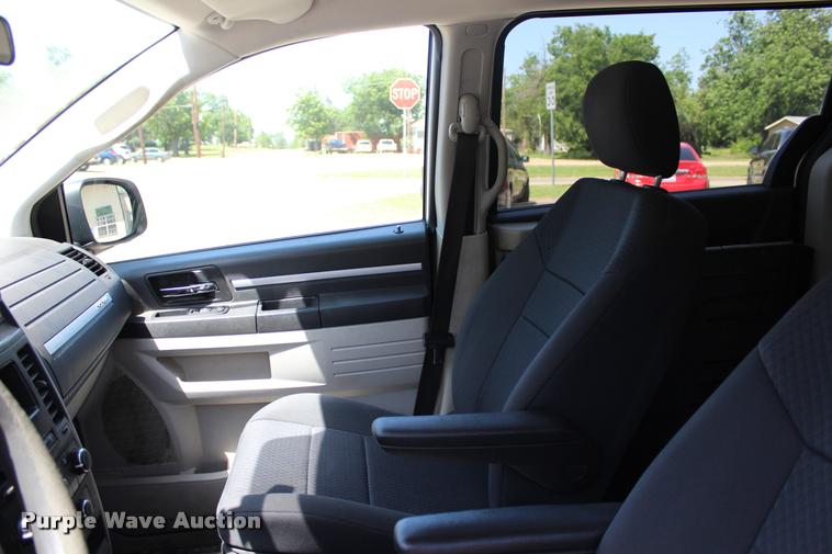 image for item L3156 2010 Dodge Grand Caravan SE van