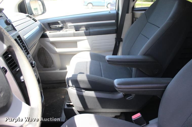 image for item L3156 2010 Dodge Grand Caravan SE van