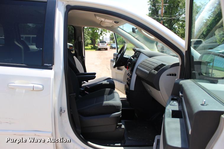 image for item L3156 2010 Dodge Grand Caravan SE van