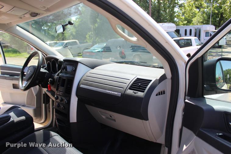 image for item L3156 2010 Dodge Grand Caravan SE van