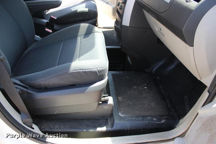 image for item L3156 2010 Dodge Grand Caravan SE van