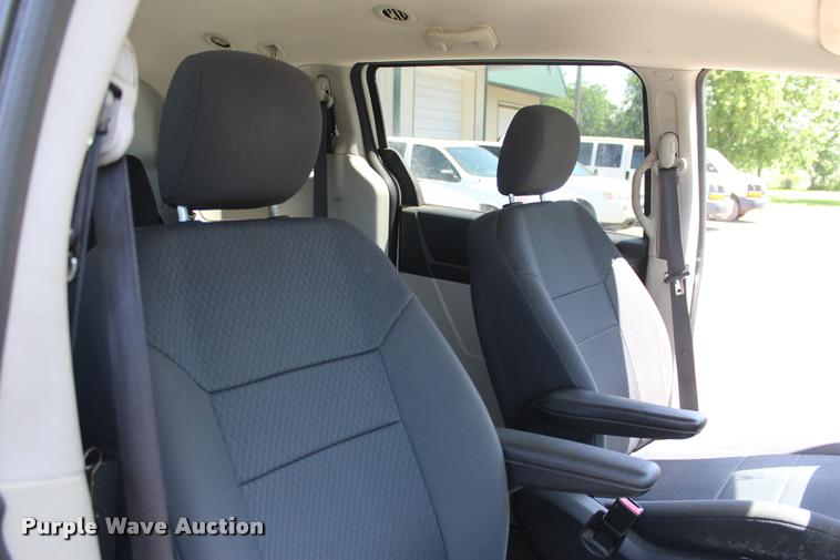 image for item L3156 2010 Dodge Grand Caravan SE van