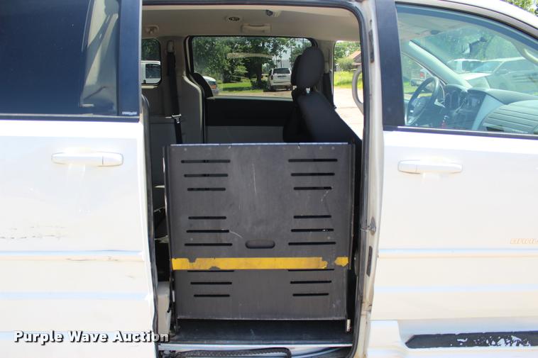 image for item L3156 2010 Dodge Grand Caravan SE van