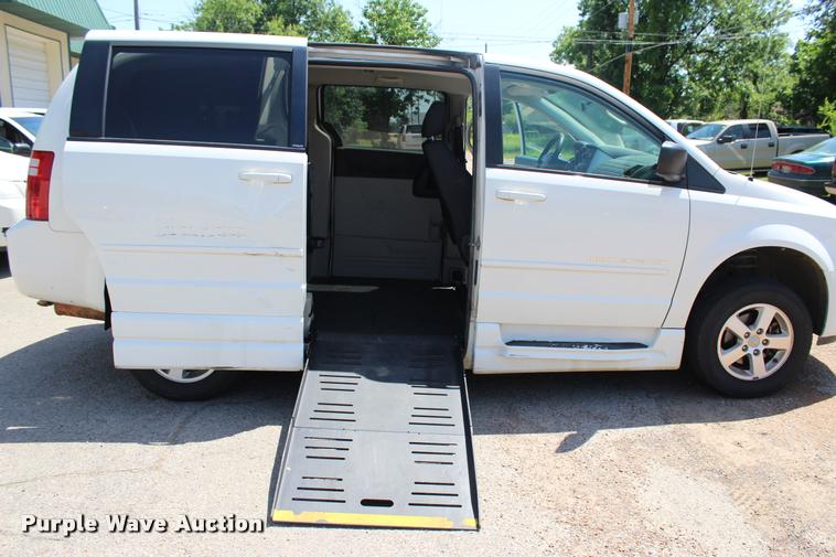 image for item L3156 2010 Dodge Grand Caravan SE van