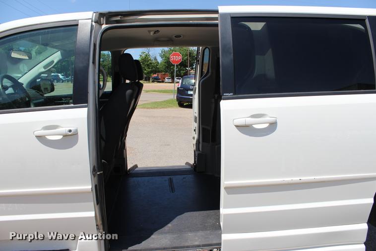 image for item L3156 2010 Dodge Grand Caravan SE van