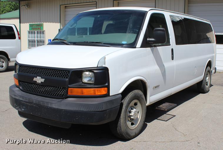 image for item L3157 2006 Chevrolet Express 3500 Extended van