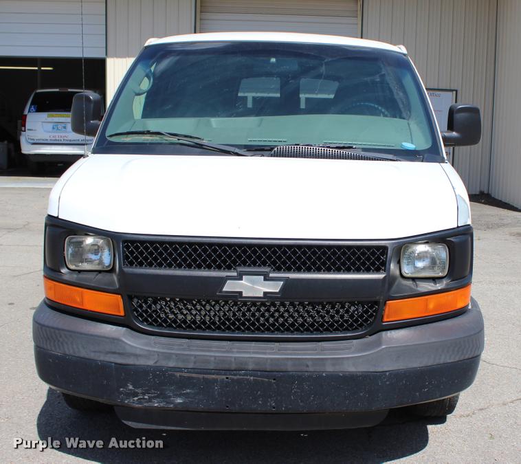 image for item L3157 2006 Chevrolet Express 3500 Extended van