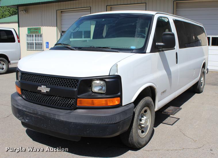 image for item L3157 2006 Chevrolet Express 3500 Extended van