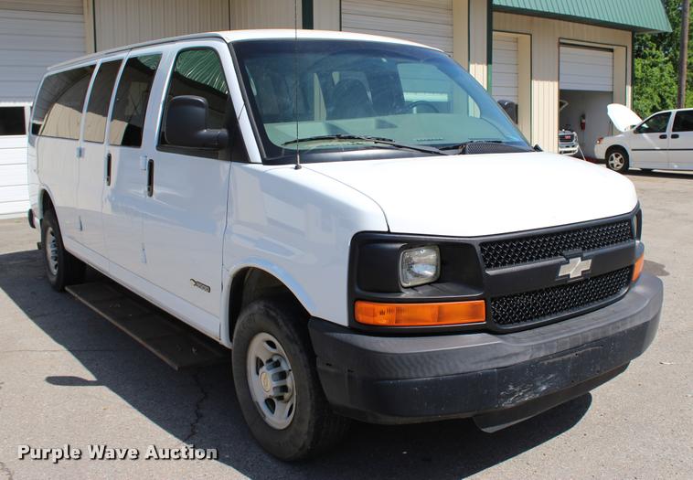 image for item L3157 2006 Chevrolet Express 3500 Extended van
