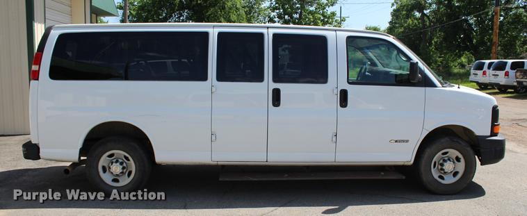 image for item L3157 2006 Chevrolet Express 3500 Extended van
