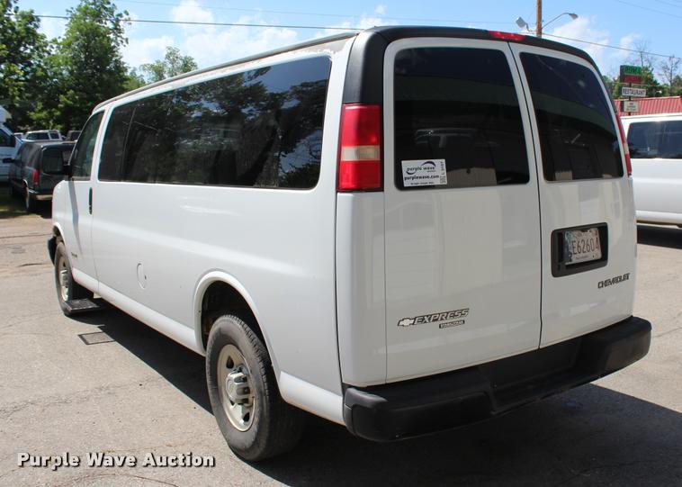 image for item L3157 2006 Chevrolet Express 3500 Extended van