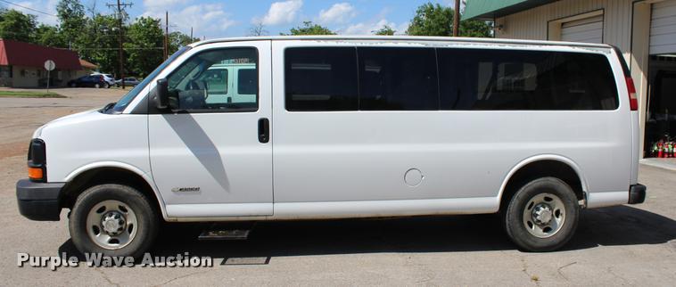image for item L3157 2006 Chevrolet Express 3500 Extended van