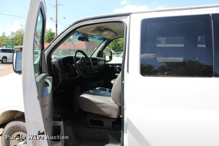 image for item L3157 2006 Chevrolet Express 3500 Extended van