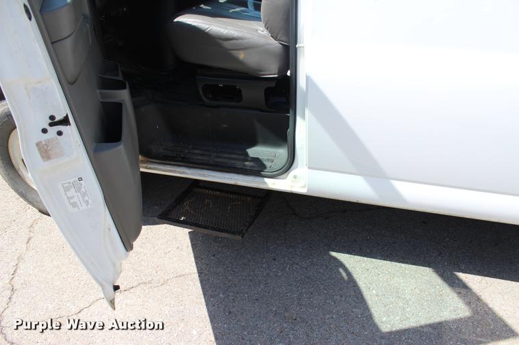 image for item L3157 2006 Chevrolet Express 3500 Extended van