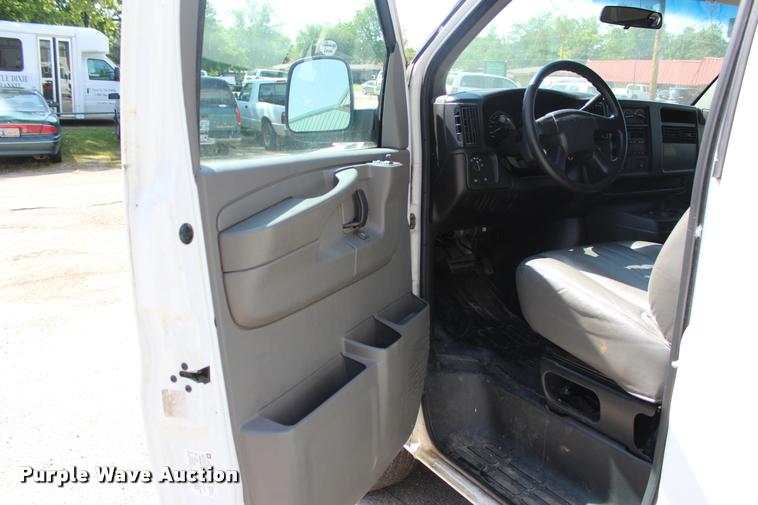 image for item L3157 2006 Chevrolet Express 3500 Extended van