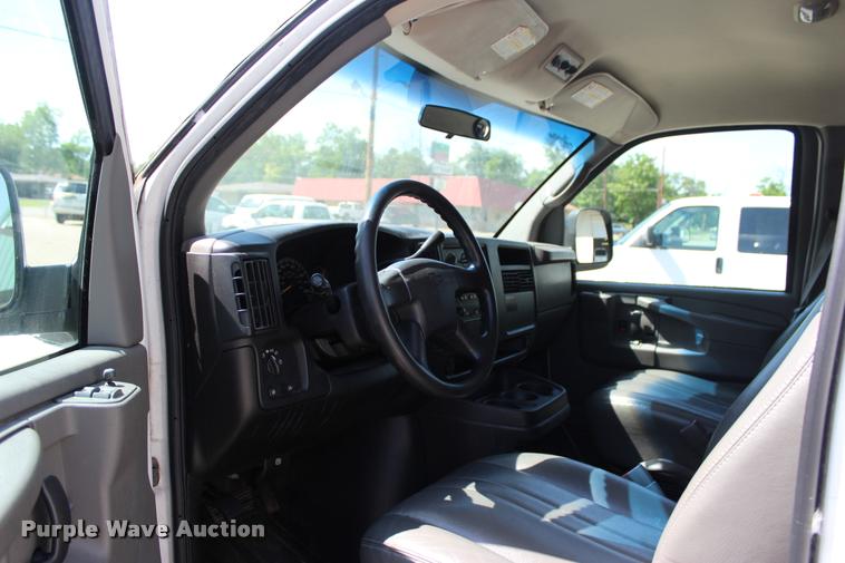 image for item L3157 2006 Chevrolet Express 3500 Extended van