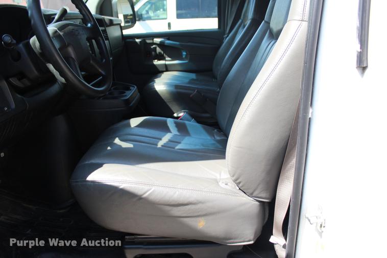 image for item L3157 2006 Chevrolet Express 3500 Extended van