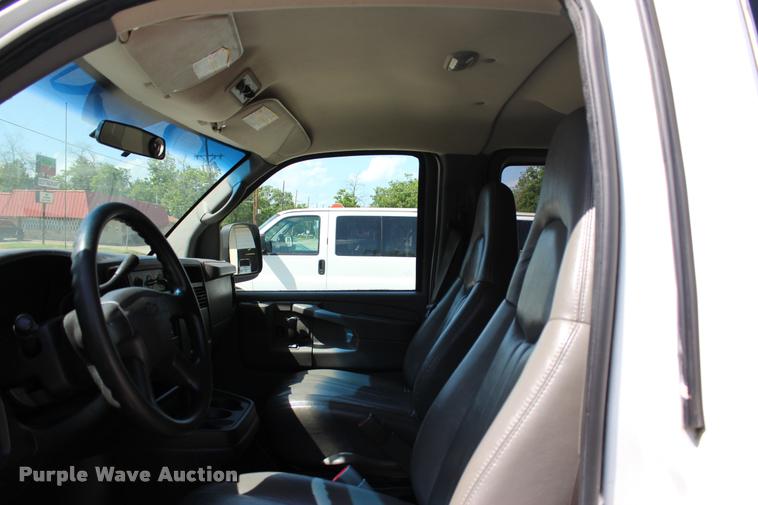 image for item L3157 2006 Chevrolet Express 3500 Extended van