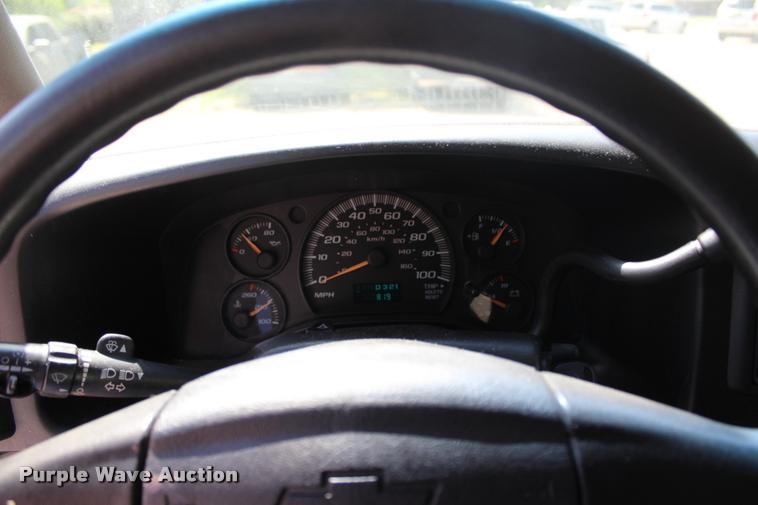 image for item L3157 2006 Chevrolet Express 3500 Extended van