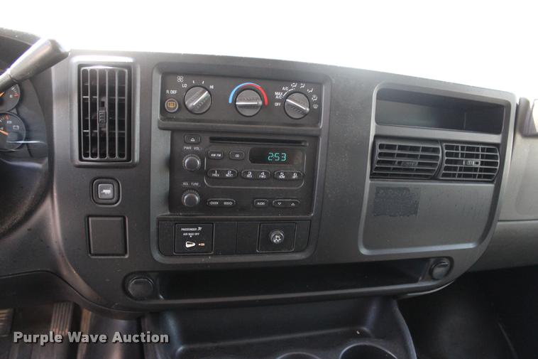 image for item L3157 2006 Chevrolet Express 3500 Extended van